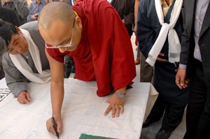 Le Gyalwang Karmapa a dédié cet évènement en apposant sa signature sur un grand morceau de tissu